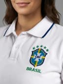 Detalhe do emblema bordado e gola contrastante